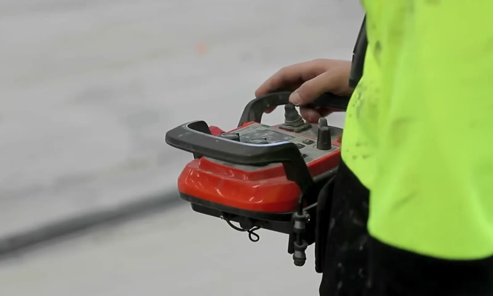 Operator holding the remote control for a planetary grinder